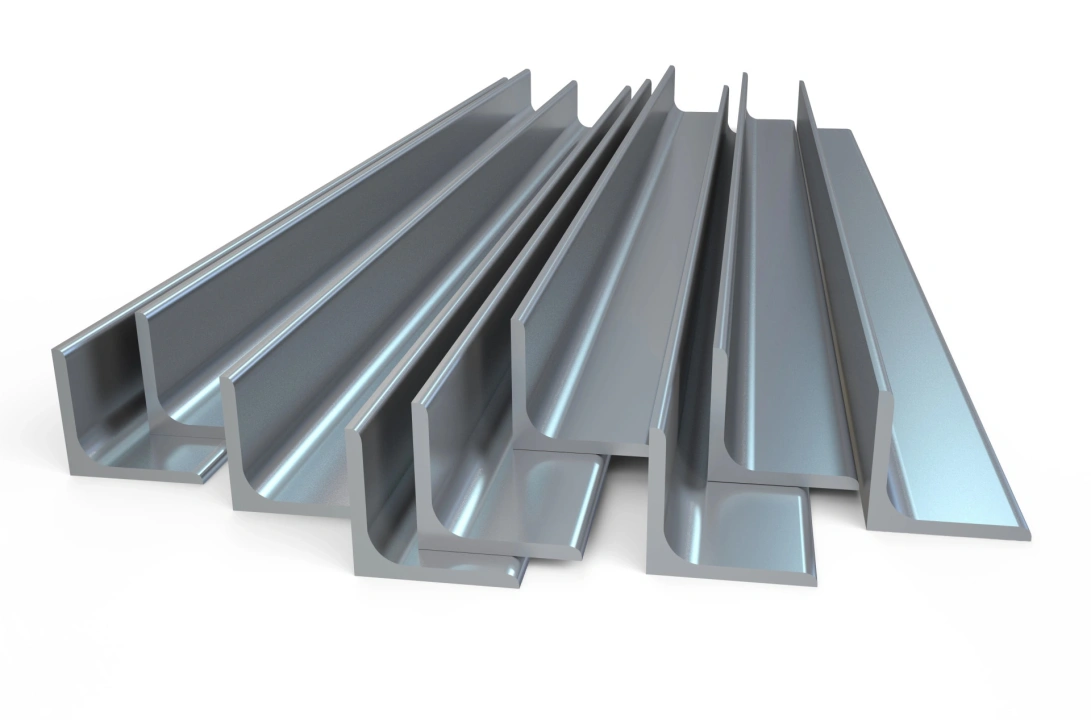 Kątowniki stalowe a kątowniki aluminiowe