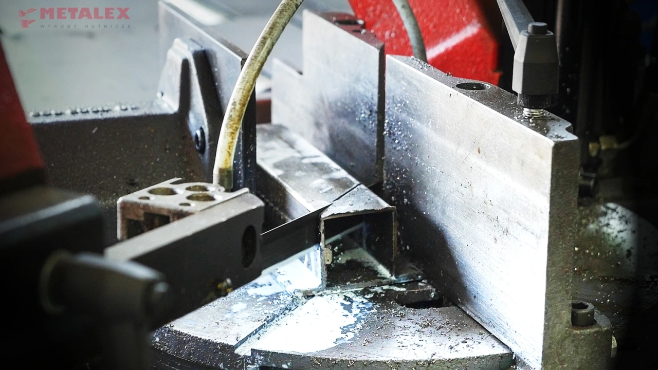 Cięcie na piłach taśmowych